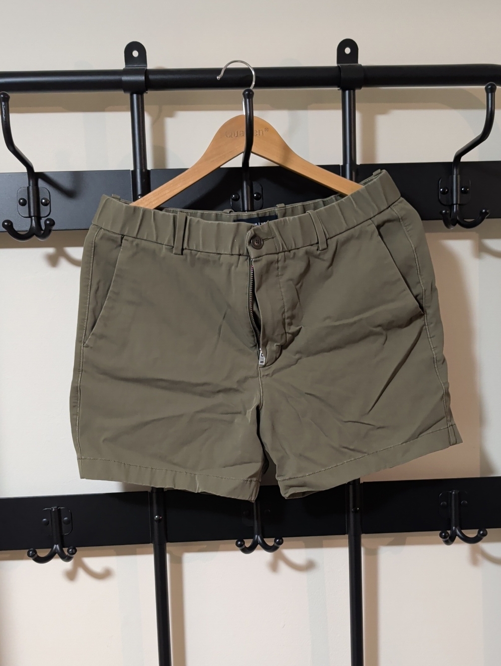 Everlane Men's Olive Green Flat-Front Shorts
